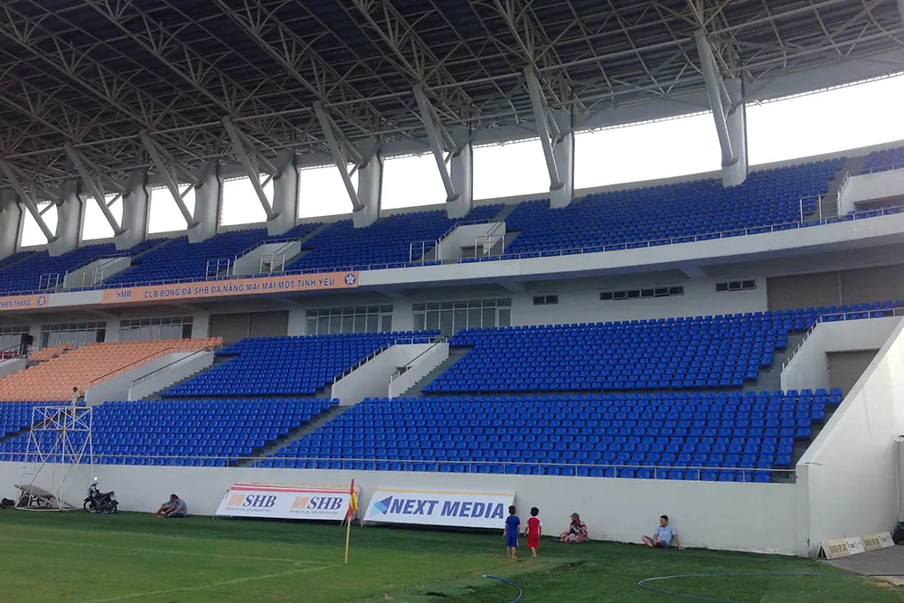 Thi công ghế ngồi Sân vận động Hòa Xuân